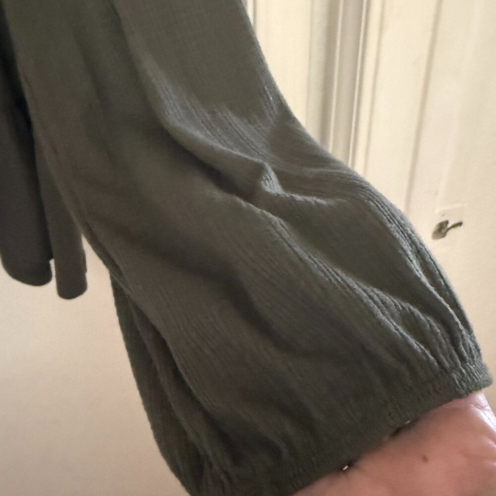 TORRID Olive Texture Jersey V-Neck Long Sleeve Tiered Top Size 4 - Picture 4 of 7